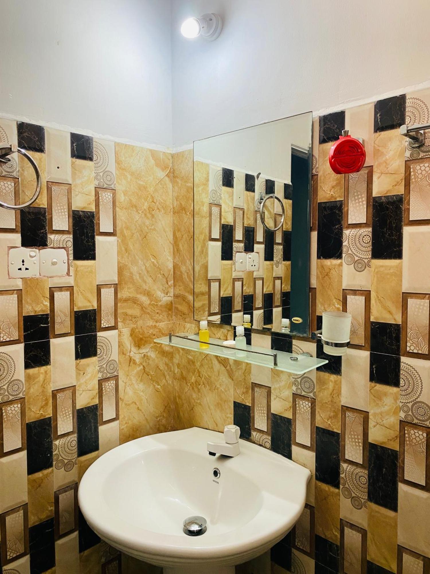 Nilaveli Hybrid Holiday Hotel Bagian luar foto